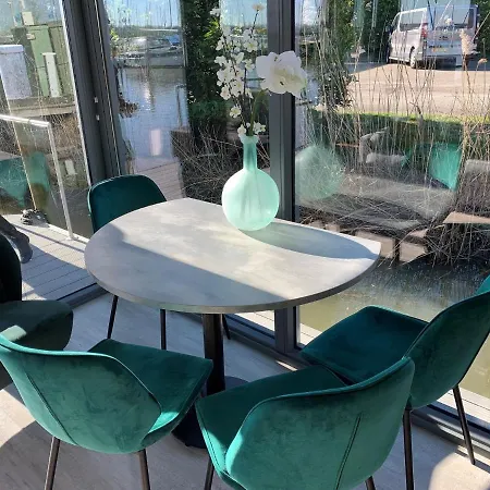 Waterfront Houseboat Near The Centre