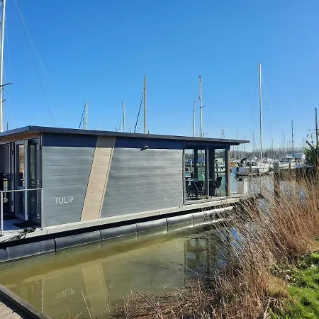 Waterfront Houseboat Near The Centre Hotel en barco