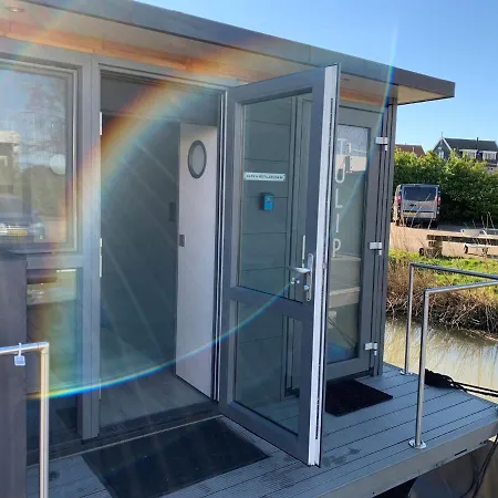 Waterfront Houseboat Near The Centre Hotel en barco
