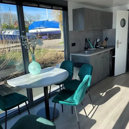 Waterfront Houseboat Near The Centre