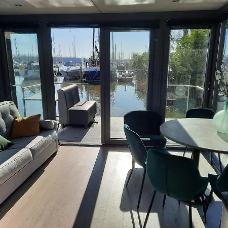 Waterfront Houseboat Near The Centre * Monnickendam
