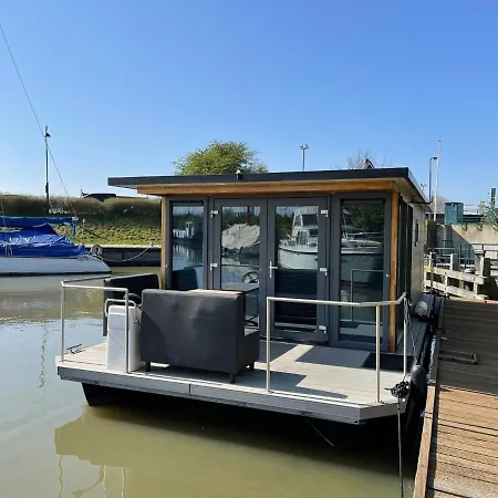 Hotel en barco Waterfront Houseboat Near The Centre Monnickendam