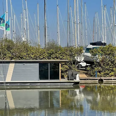 Waterfront Houseboat Near The Centre Botel