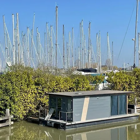 Botel Waterfront Houseboat Near The Centre Monnickendam
