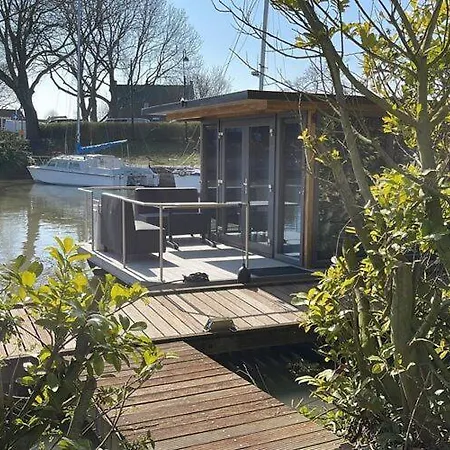 Waterfront Houseboat Near The Centre Hotel en barco Monnickendam