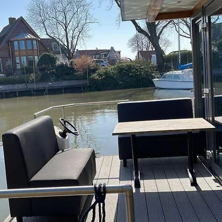 Waterfront Houseboat Near The Centre